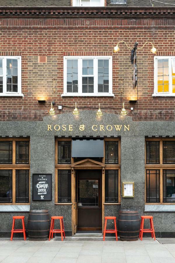 Publove @ The Rose & Crown Londen Buitenkant foto